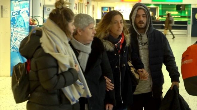 Семья Эмилиано Салы прилетает в аэропорт Гернси