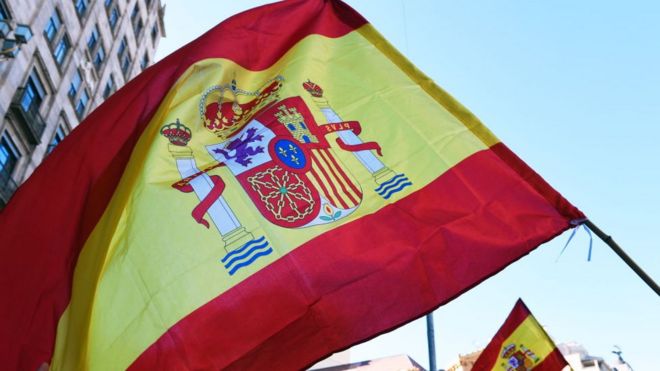 Bandera española durante manifestaciones en Cataluña.