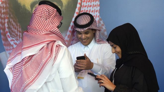 Люди, использующие мобильные телефоны в Саудовской Аравии