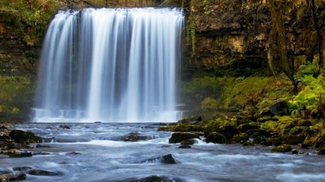 Sgwd yr Eira падает недалеко от Поннедфечана