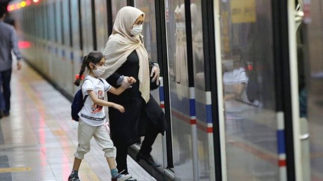 Женщина и ребенок в метро Тегерана