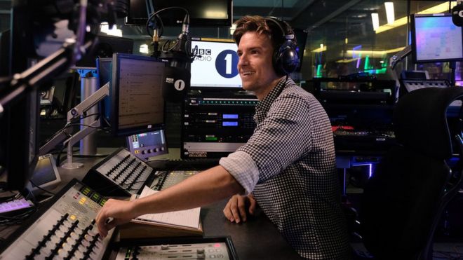 Грег в новой студии для шоу-шоу Radio 1