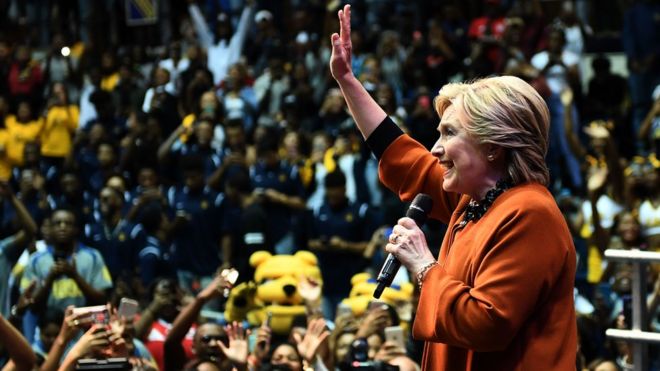 Кандидат в президенты США от Демократической партии Хиллари Клинтон выступает во время репетиции на родине в университете Северной Каролины в Гринсборо, штат Северная Каролина, 27 октября 2016 года