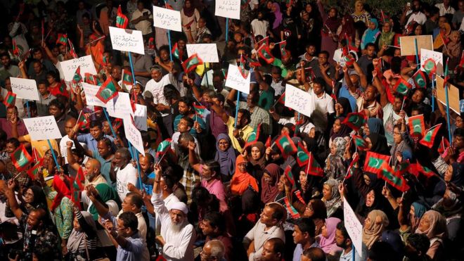 Сторонники оппозиции протестуют против задержки правительства с освобождением своих заключенных в тюрьму лидеров, включая бывшего президента Мухаммеда Нашида, несмотря на постановление Верховного суда, в Мале, Мальдивы, 4 февраля 2018 года