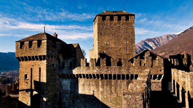 Крепостные стены Беллицоны - свидетели старых битв за контроль над Тичино