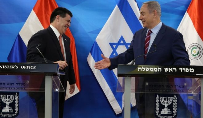 Премьер-министр Израиля Биньямин Нетаньяху протягивает руку, чтобы пожать руку президенту Парагвая Орасио Картесу
