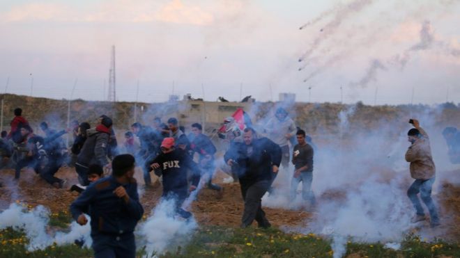 Баллоны со слезоточивым газом, выпущенные израильскими войсками в сторону палестинцев во время акции протеста на заборе границы Газы и Израиля в южной части сектора Газа 22 февраля 2019 года