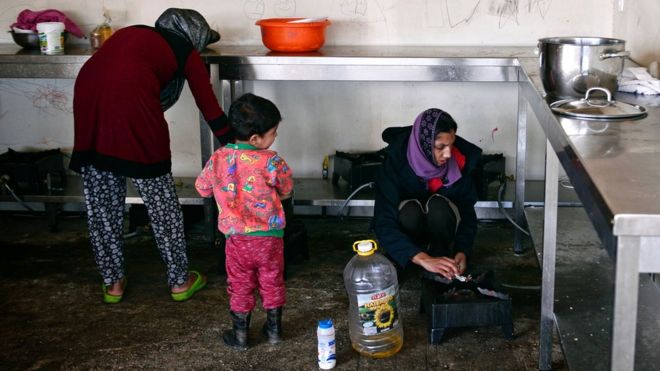 Женщины готовят еду в лагере беженцев Ойнофита, к северу от Афин, 13 марта