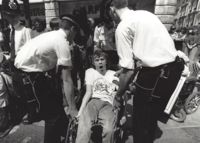 Пользователь инвалидной коляски был задержан полицией