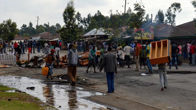 Des manifestants de l'ethnie Oromo bloquent une rue après qu'un des leurs a été tué par les forces de sécurité à Wolenkomi, 60km à l'ouest d'Addis Ababa.