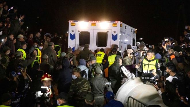 Una ambulancia abandona el lugar donde los equipos de rescate trabajaron para sacar a un niño de cinco años de un pozo en Marruecos.