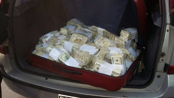 Пачки банкнот, найденные в багажнике машины после ареста Хосе Лопеса. 14 июня 2016 года