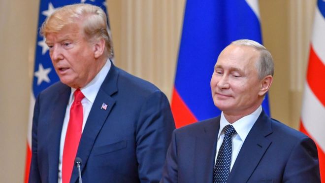 Президент США Дональд Трамп (слева) и президент России Владимир Путин прибыли на совместную пресс-конференцию после встречи в Президентском дворце в Хельсинки 16 июля 2018 года