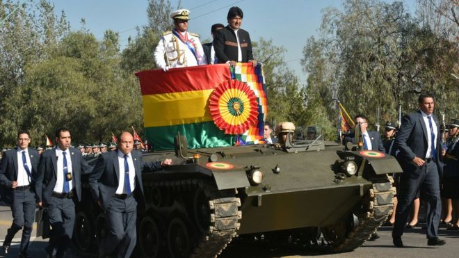 Президент Эво Моралес на танке на ежегодных военных празднованиях августа 2018 года