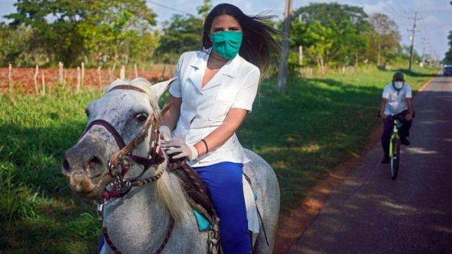 Estudiante de Medicina en caballo