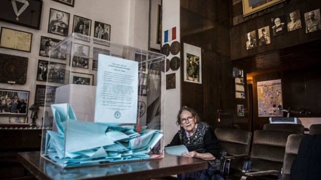 Женщина готовится подать свой голос на избирательном участке в Белграде 2 апреля 2017 года.