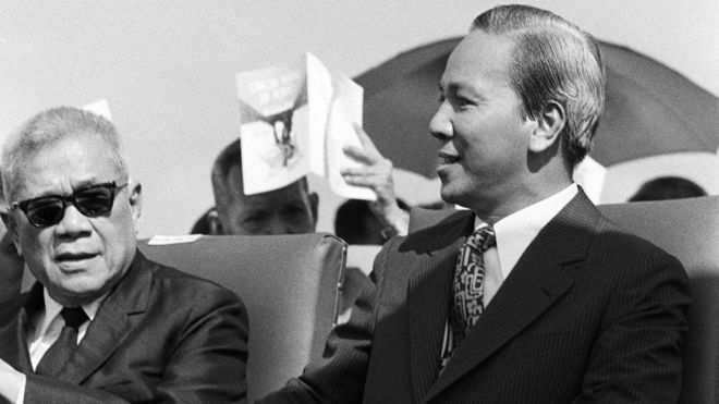 Tổng thống Nguyễn Văn Thiệu (phải)