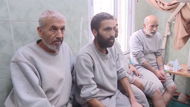 رجال فلسطينيين بعد الإفراج عنهم بعد أن اعتقلتهم اسرائيل شبه عراة