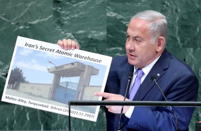 Биньямин Нетаньяху держит фотографию предполагаемого секретного иранского ядерного склада (27.09.18)