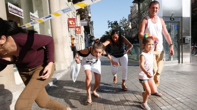 Niños y adultos huyendo de Las Ramblas de Barcelona, donde tuvo lugar un ataque terrorista el 17 de agosto.