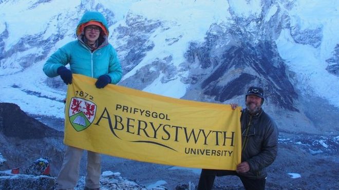 Исследователь аспирантуры Кэти Майлз и профессор Брин Хаббард с ледником Кхумбу на заднем плане