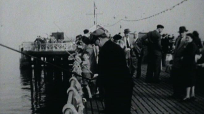 Рыбаки на пристани Пенарт, изображенные в 1959 году