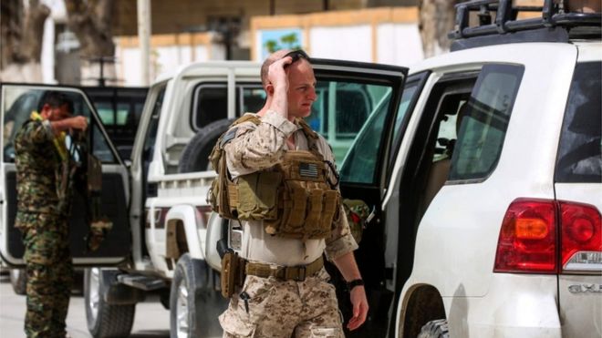Американский солдат, изображенный в северном сирийском городе Манбидж, где США имеют военное присутствие, 22 марта 2018 года.