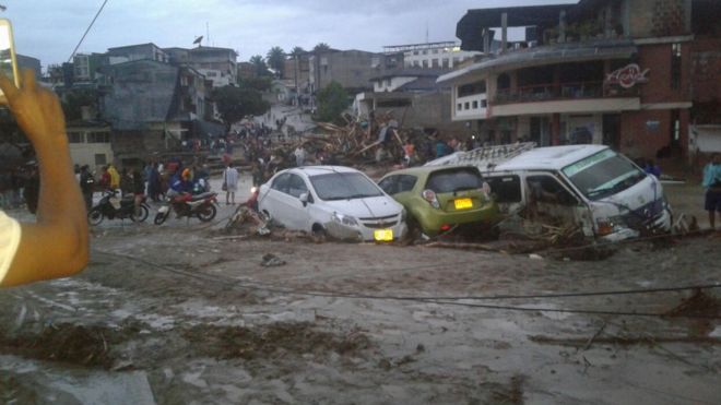 Autos apilados por la avalancha.