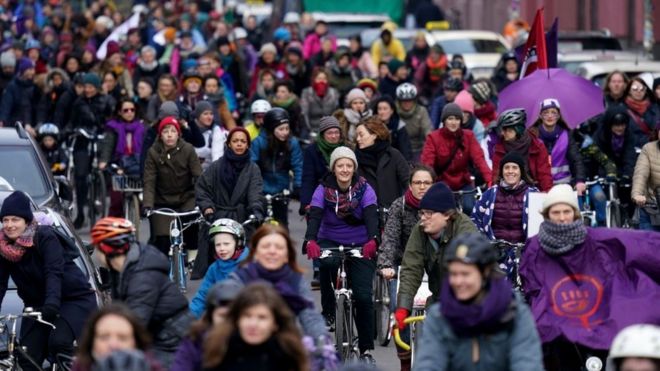 Женщины, катающиеся на велосипедах, участвуют в протесте феминисток на велосипедах "Purple Ride" в Международный женский день в Берлине, Германия, 8 марта 2020 г.