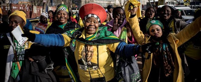 Сторонники Африканского национального конгресса (АНК) прибывают на стадион Эллис-Парк в Йоханнесбурге на закрытие митинга партии 31 июля 2016 года в преддверии 3 августа муниципальных выборов