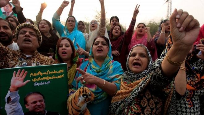 Сторонники правящей Пакистанской мусульманской лиги (Наваз) (PML-N) выкрикивают лозунги возле суда по делам об ответственности, в котором Навазу Шарифу предъявлены обвинения в коррупции, выдвинутые против него, в Исламабаде, Пакистан, 3 ноября 2017 года.