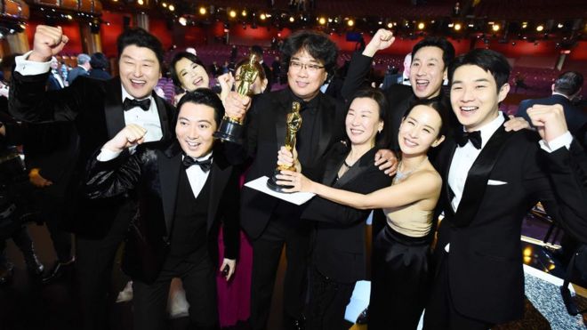 Đoàn phim Ký sinh trùng ăn mừng thắng lớn tại Oscar 2020