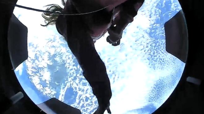 تصویر هیلی آرکنو فضانورد آماتور در نمایی از زمین ، عکسی که از فضا گرفته شد