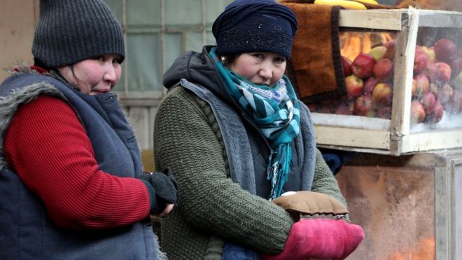 Кыргызские женщины торгуют на холоде на базаре в Бишкеке, Кыргызстан