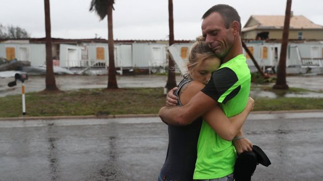 Una pareja se abraza en Rockport tras el paso del huracán Harvey.