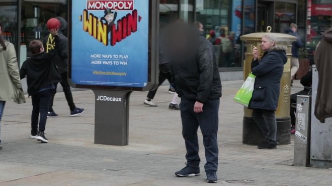Человек, стоящий в зомби-подобном состоянии в Манчестере