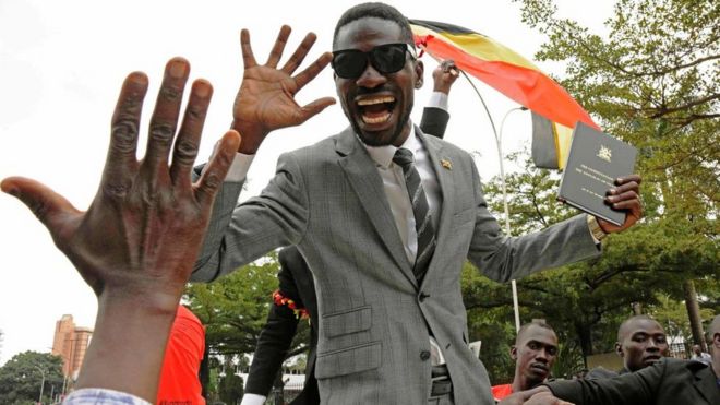 Bobi Wine приветствует сторонников