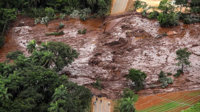 По меньшей мере 34 человека были подтверждены погибшими и около 300 пропали без вести после прорыва плотины в Бразилии 26 января 2019 года