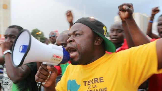 Протестующие выкрикивают лозунги против президентской гвардии в Уагадугу, Буркина-Фасо