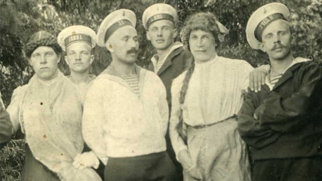 Русские матросы с молодыми людьми, переодетыми в женские платья, 1916 год