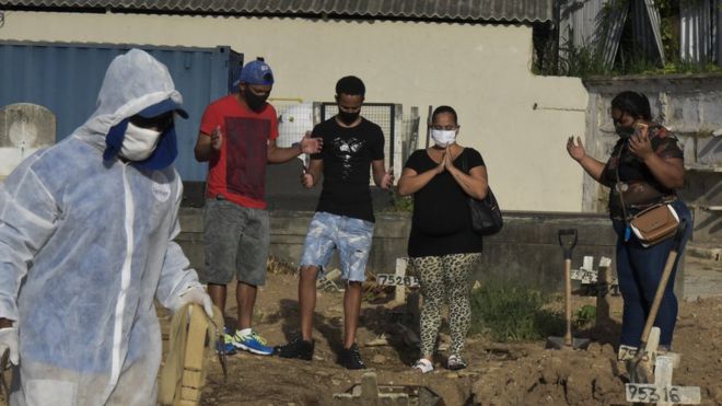 parentes participam de velório de vítima da covid