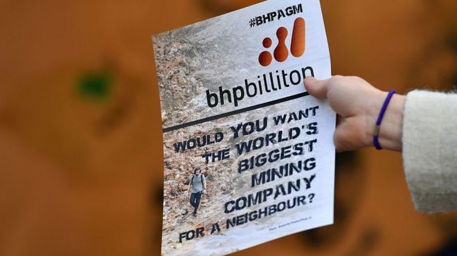 Демонстранты протестуют перед ежегодным общим собранием англо-австралийской горнодобывающей компании BHP Billiton в центре Лондона 20 октября 2016 года