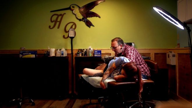 Mike Prickett tatuando uma cliente