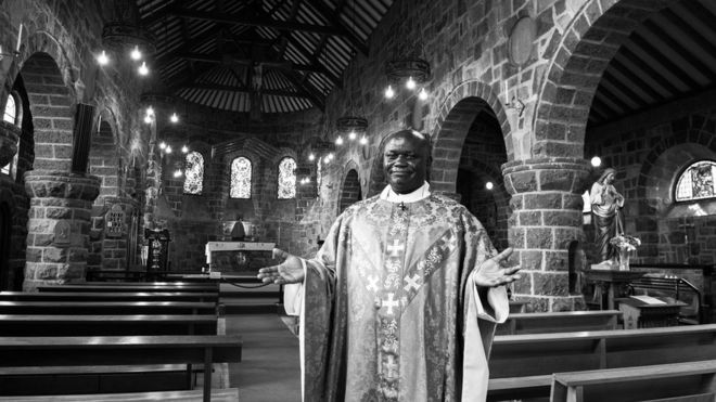 Отец Джон Боско Букомба, родом из Уганды, является отцом церкви Богоматери Семи Скорбей в Долгеллау.