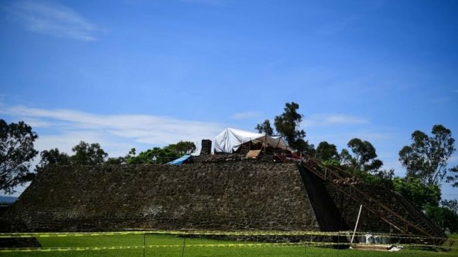 Работы ведутся на подструктуре внутри пирамиды Теопансолко в Куэрнавака, штат Морелос, Мексика, 11 июля 2018 года.