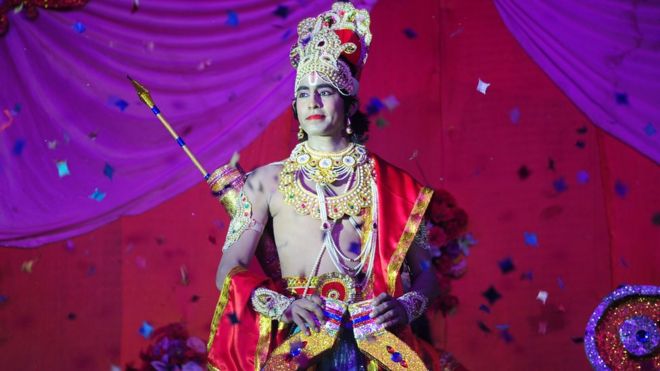 Индийский художник в костюме индуистского бога Рамы выступает во время постановки традиционной драмы «Рамлила», повествующей о жизни Рамы