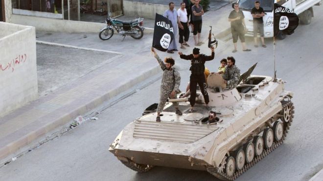 IS истребители в Ракке, июнь 2014 года