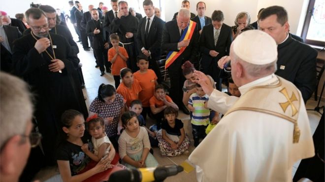 Папа Римский Франциск встречает цыган в Румынии