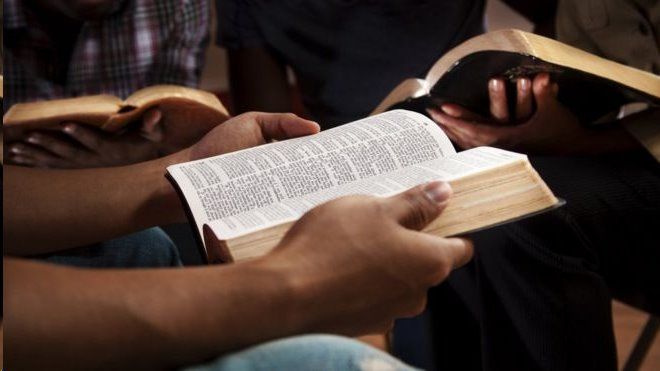 Pessoa lendo a bíblia