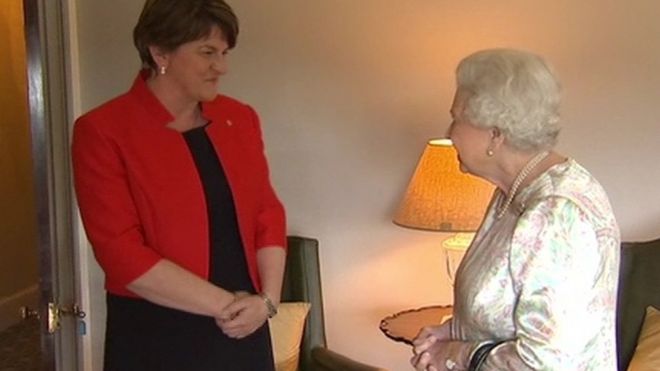 Первый министр Арлин Фостер приветствует королеву